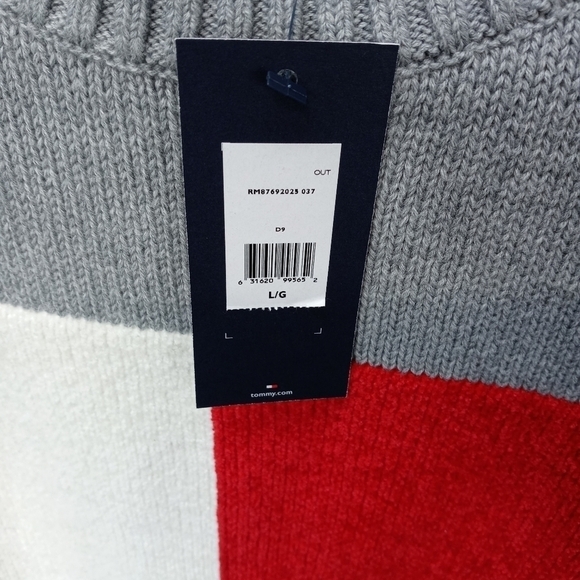 Tommy Hilfiger unisex long sleeve pullover sweater. Oversize Tommy Chest Flag. - Picture 3 of 7